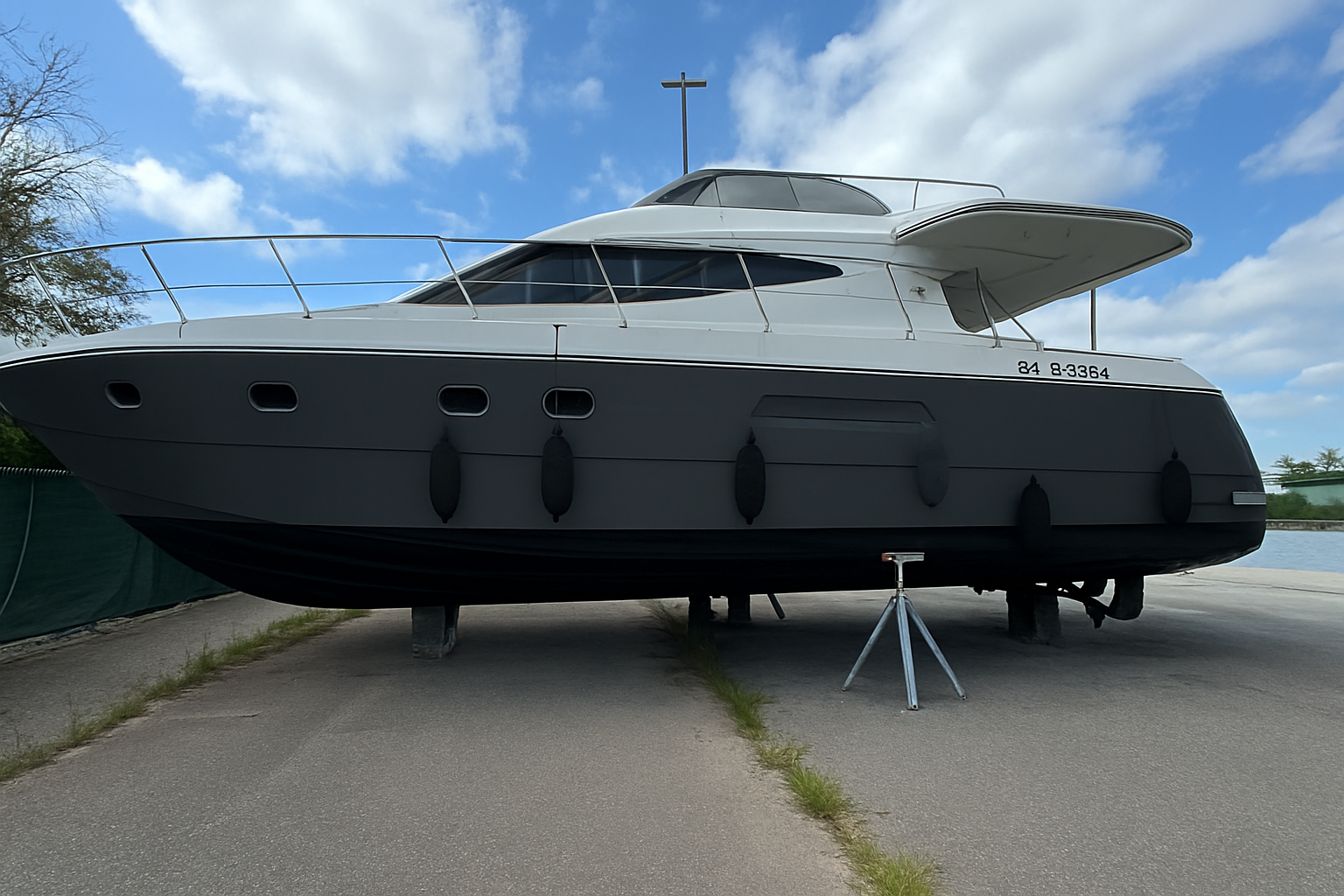 azimut 43 fly deux moteurs caterpillar 3208 de 435 ch turbo affichant 1 200 heures 1