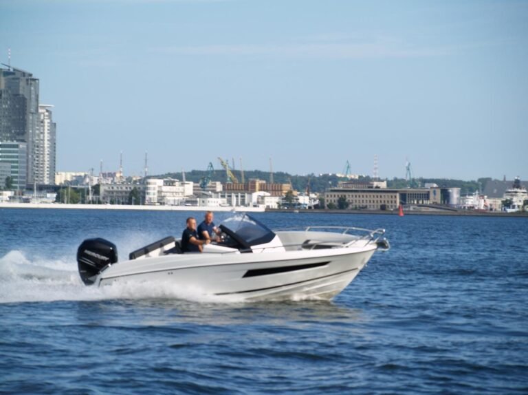 parker 690 sport un open avec une cabine et wc 1