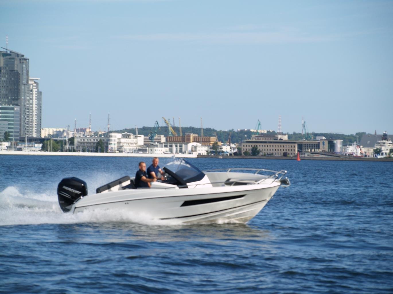 parker 690 sport un open avec une cabine et wc 1