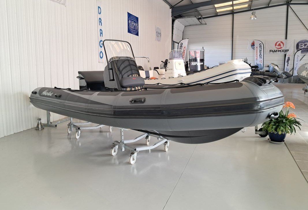 adventure vesta 585 fisher trois quarts avant 1